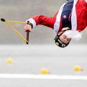 Teilnehmer Wilke springt, verkleidet als Weihnachtsmann, mit seinem Wakeboard über eine Rampe im Badesee des Ortsteils Tannenhausen.