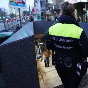 Mitarbeiter der S-Bahn Wache gehen in die S-Bahnstation Reeperbahn im Stadtteil St. Pauli. Die Mitarbeiter kontrollieren die Einhaltung der 3G-Regeln.