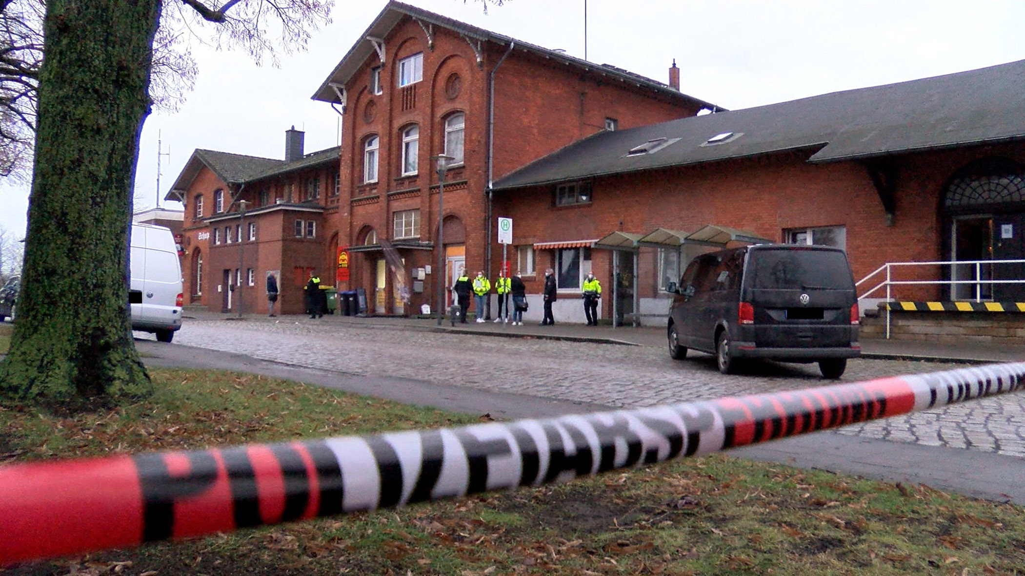 Die Polizei sperrt den Bahnhof und Bahnhofsvorplatz in Twistringen ab, nachdem dort in einer Wohnung ein anderthalbjährigen Kind zu Tode gekommen ist.