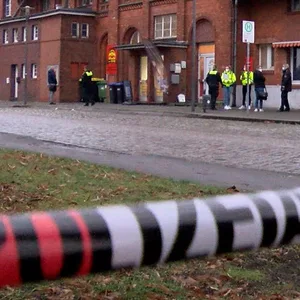Die Polizei sperrt den Bahnhof und Bahnhofsvorplatz in Twistringen ab, nachdem dort in einer Wohnung ein anderthalbjährigen Kind zu Tode gekommen ist.