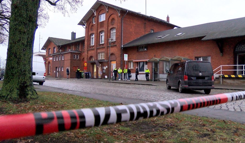Die Polizei sperrt den Bahnhof und Bahnhofsvorplatz in Twistringen ab, nachdem dort in einer Wohnung ein anderthalbjährigen Kind zu Tode gekommen ist.