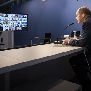 Bundeskanzler Olaf Scholz bei einer virtuellen Sitzung mit dem Expertenrat.