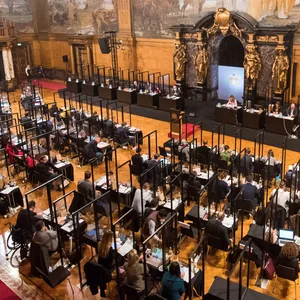Die Mitglieder der Hamburgischen Bürgerschaft sitzen während einer Sitzung im Saal. (Symbolbild)