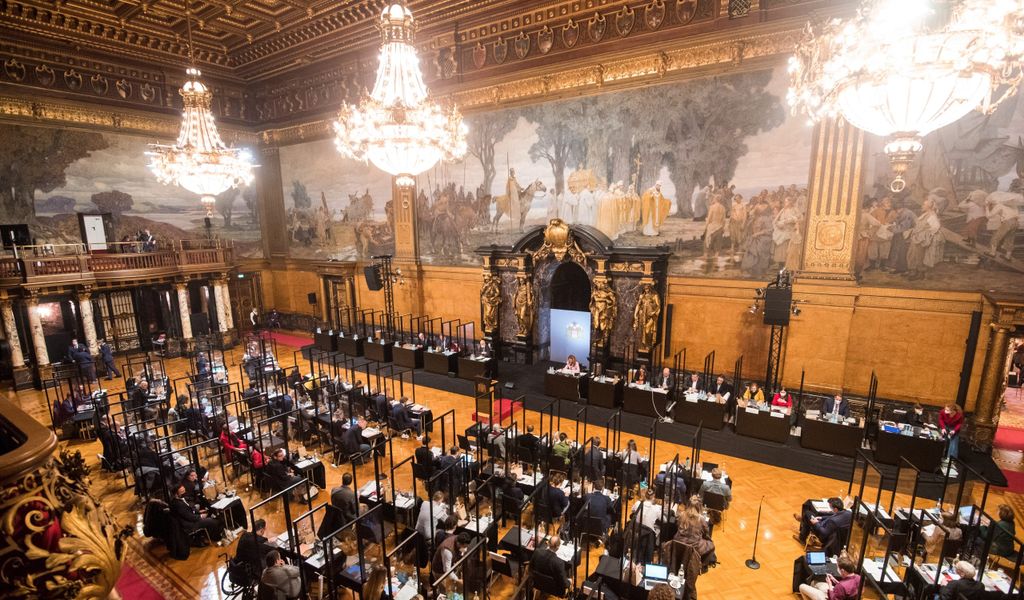 Die Mitglieder der Hamburgischen Bürgerschaft sitzen während einer Sitzung im Saal. (Symbolbild)