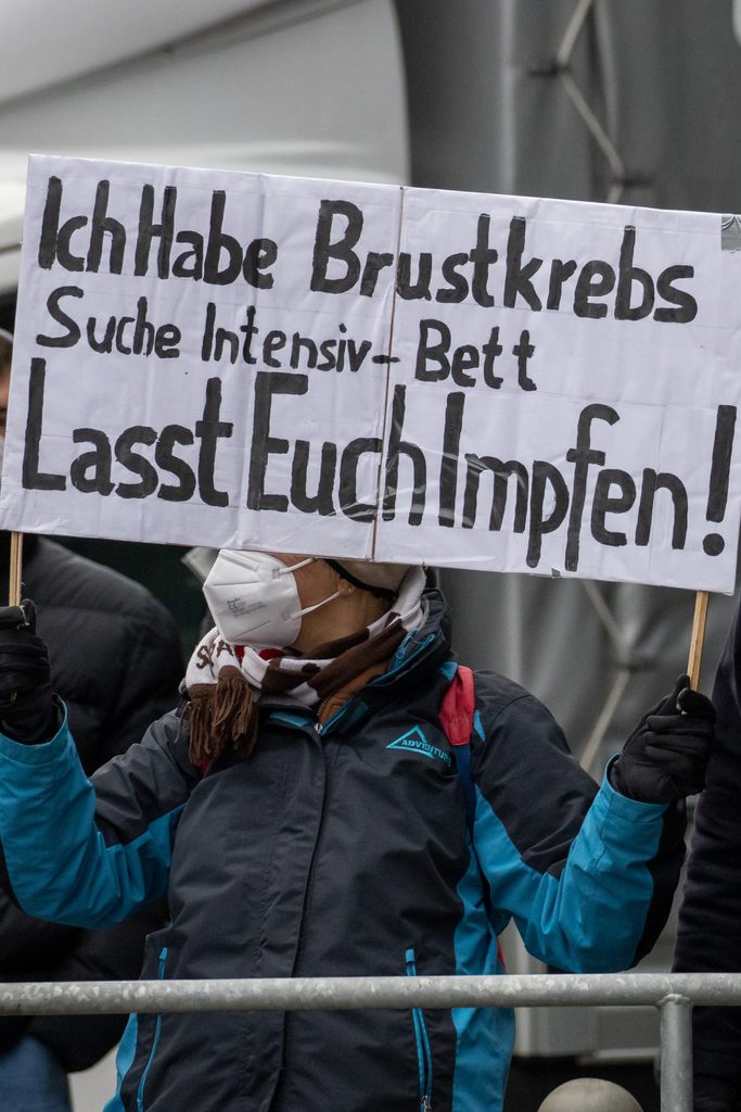 Eine Gegendemonstrantin zeigt, was sie von Impfgegner-Protesten hält.
