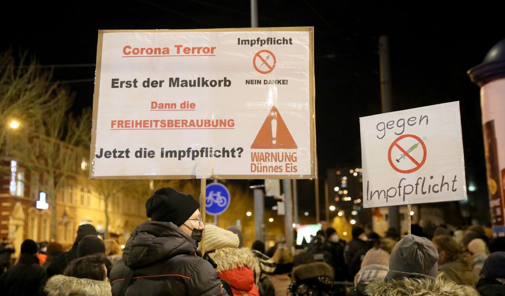 Teilnehmer finden sich in Rostock zu einer Demonstrationen gegen Corona-Einschränkungen und Impfpflicht ein