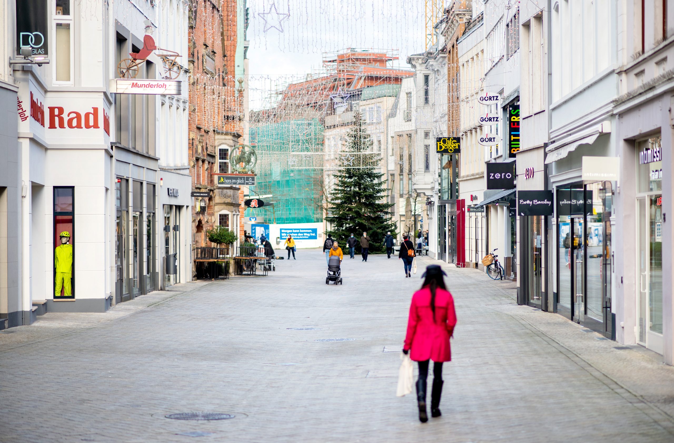 Eine Frau spaziert mit nur wenigen anderen Menschen durch die Innenstadt von Oldenburg (Symbolbild).
