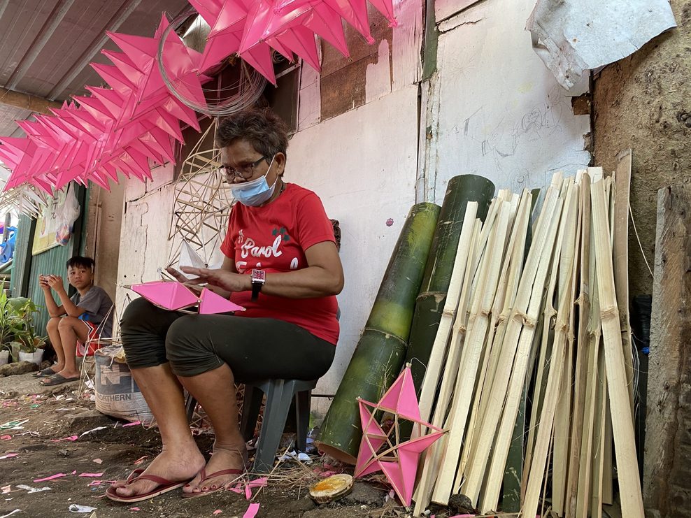 Alicia Bencio, eine 65-jährige Parol-Macherin aus dem Dorf Elias Aldana in Las Pinas City in Metro Manila