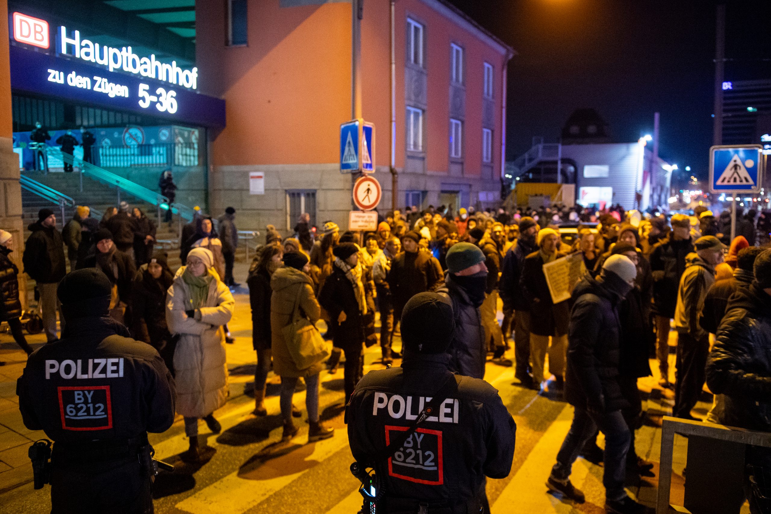 Polizisten versuchten einen Demonstrationszug von Gegnern der Corona-Politik vor dem Hauptbahnhof von München zu stoppen.