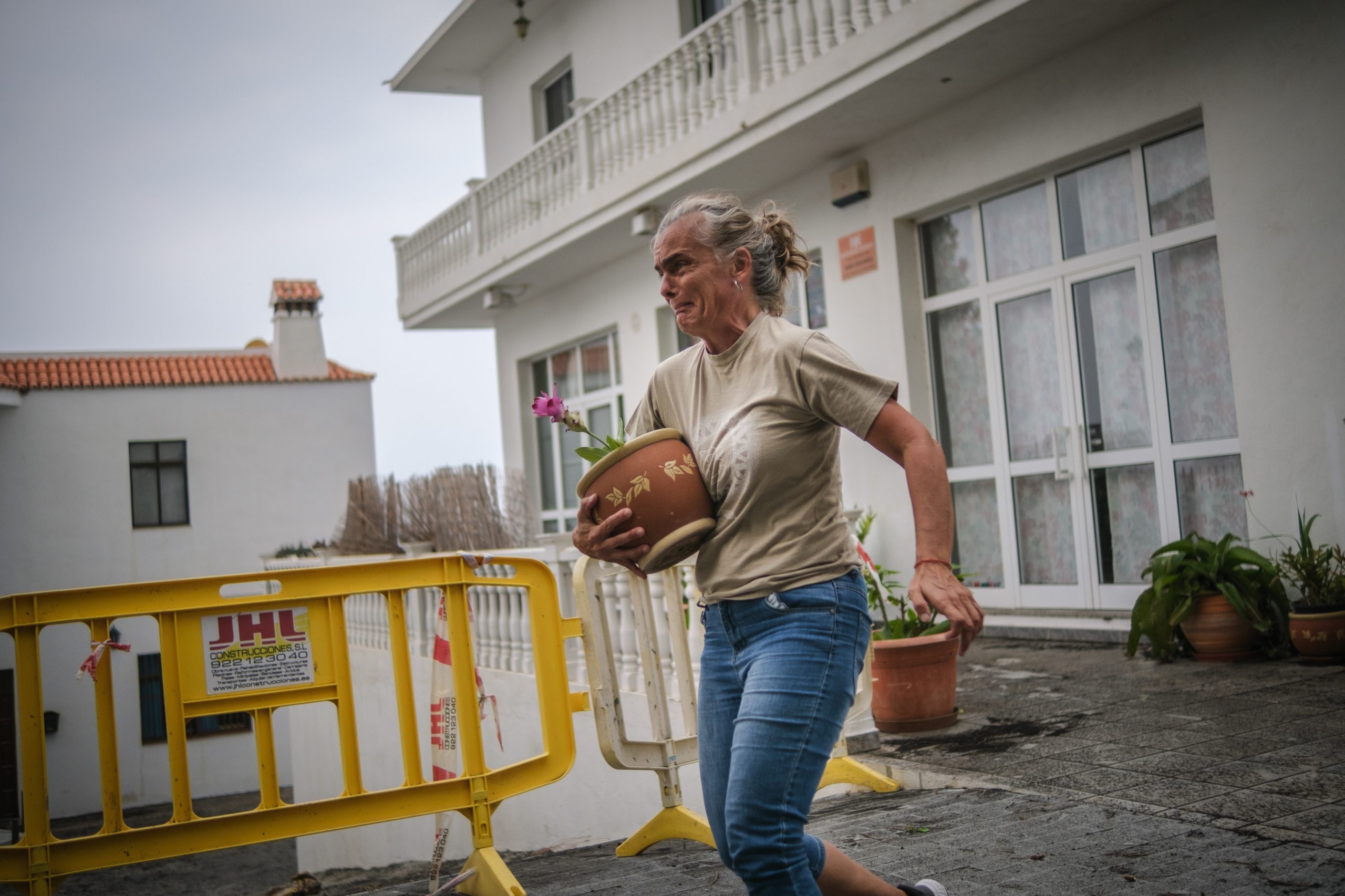 Kathrin Gouffran rennt mit einer Kurkumapflanze in den Händen während der Evakuierung der Stadt Todoque, in der sie lebte.