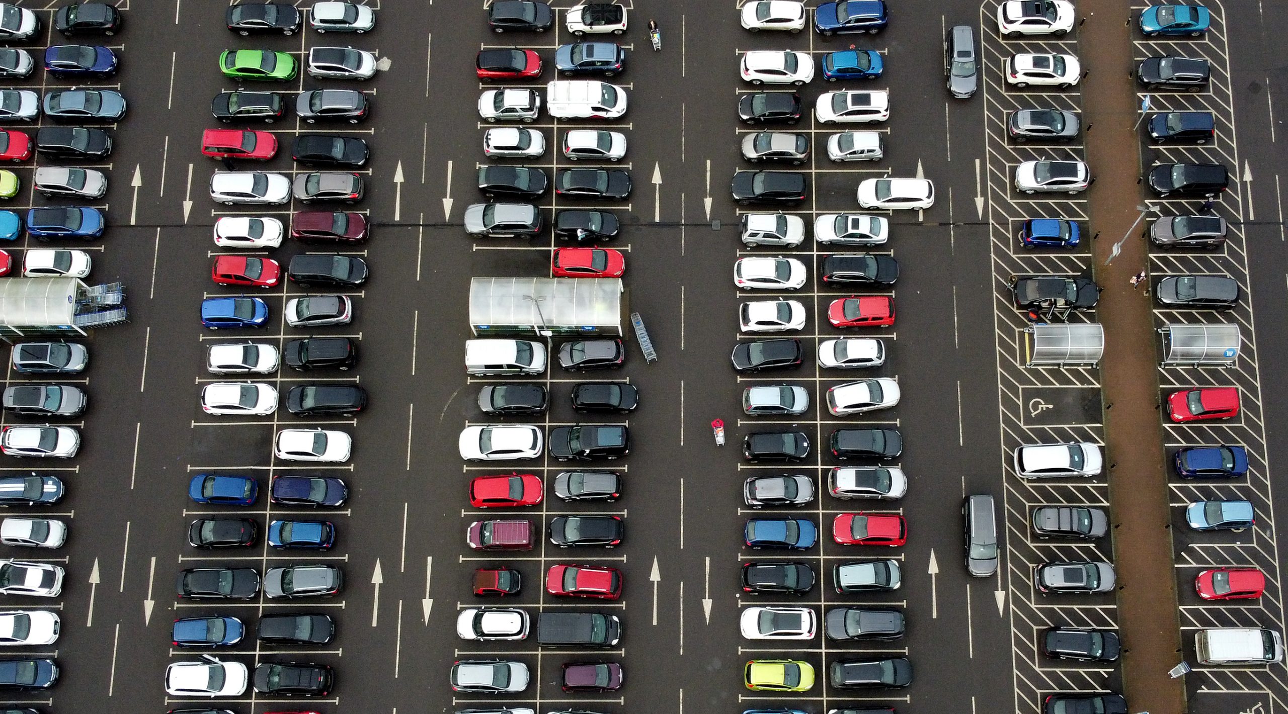 Luftbild von Autos auf einem Parkplatz.