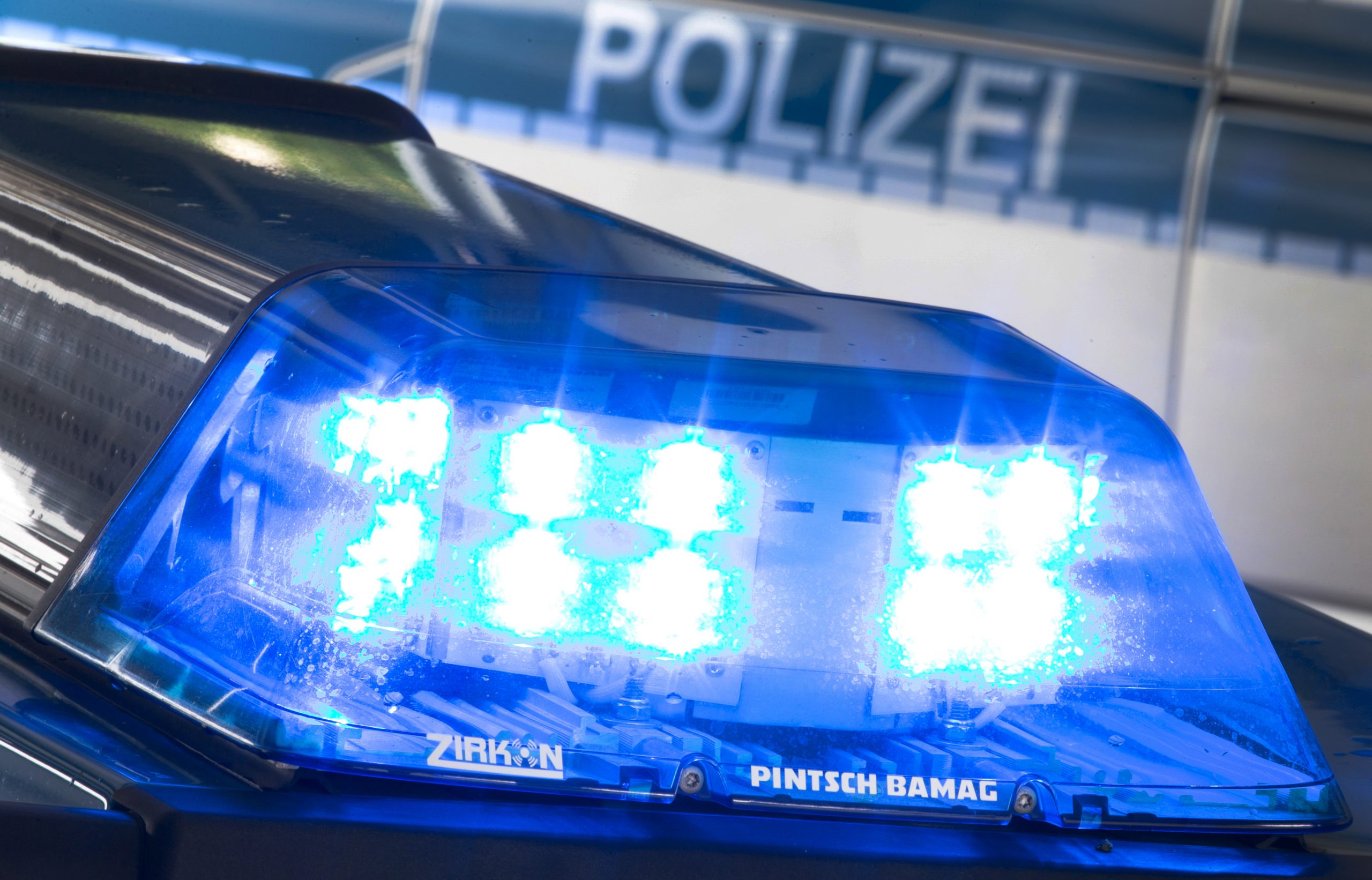 Blaulicht auf dem Dach eines Polizeiwagens. (Symbolbild)