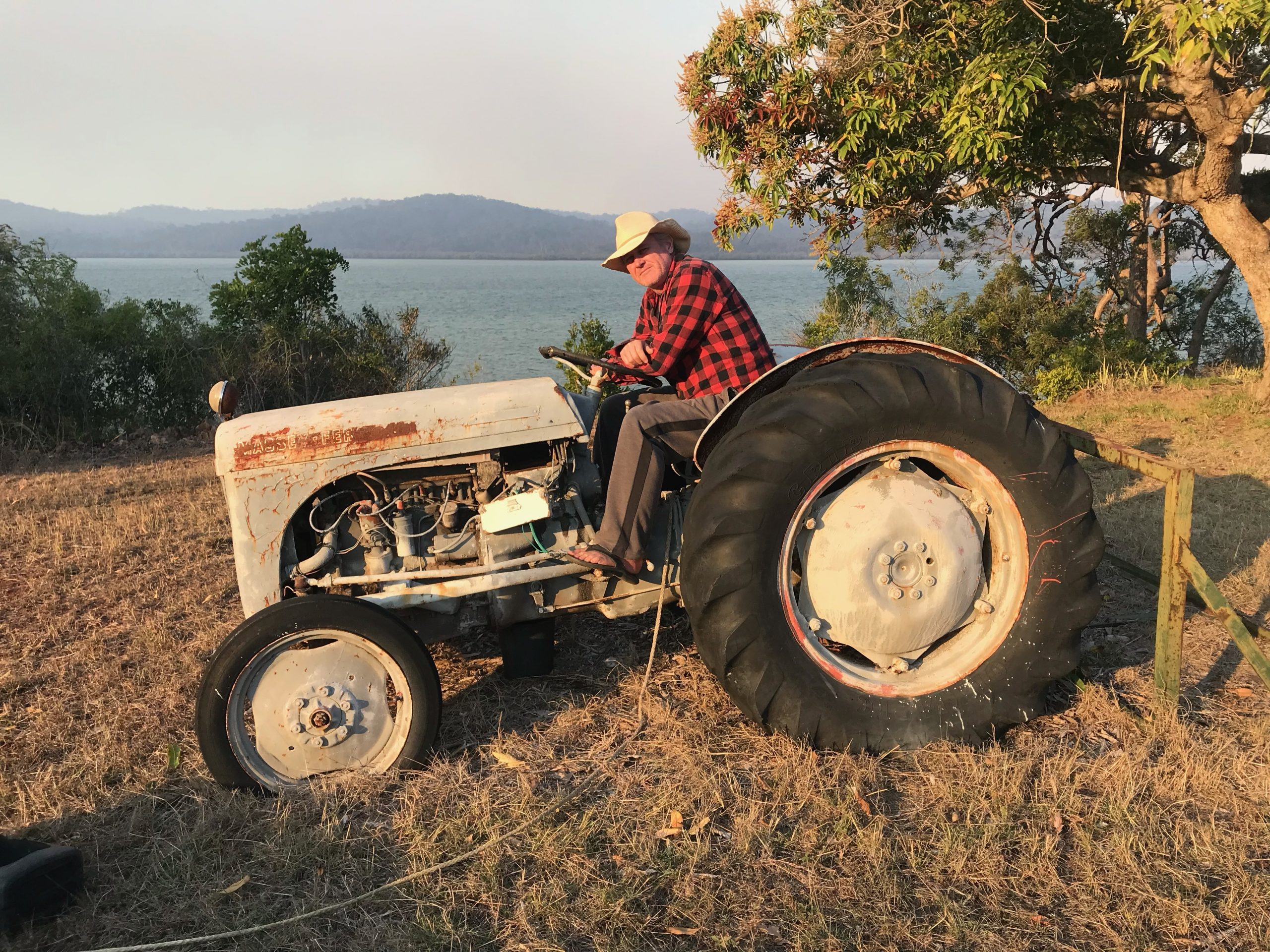 Craig Beckey sitzt auf einem Traktor auf der Insel, die er nun sein Eigentum nennt.
