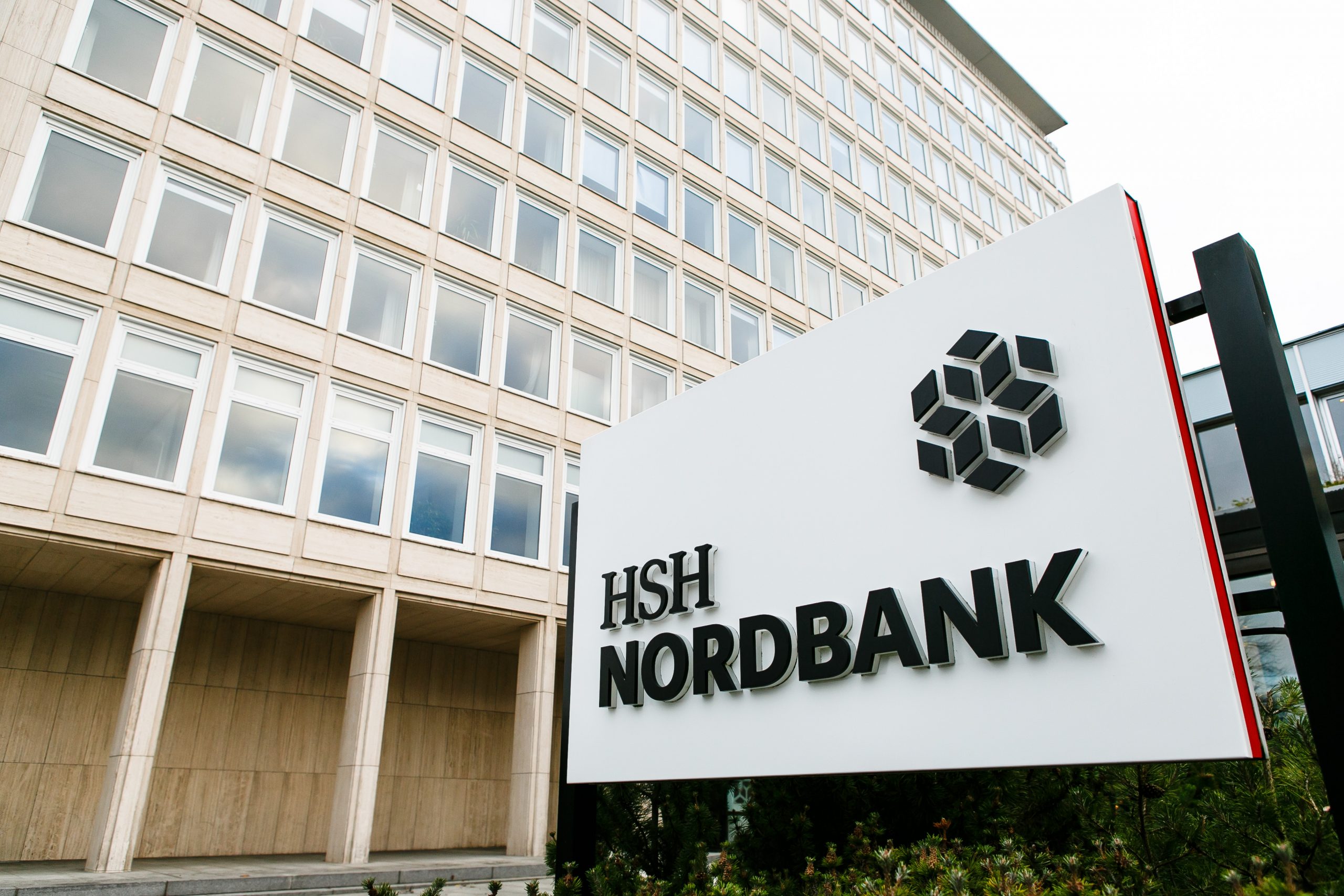 Das Unternehmenslogo und der Schriftzug der damaligen HSH Nordbank sind 2018 auf einem Schild vor dem Kieler Hauptgebäude angebracht.