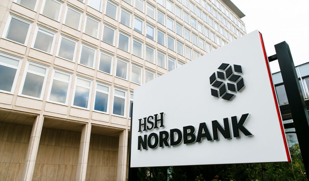 Das Unternehmenslogo und der Schriftzug der damaligen HSH Nordbank sind 2018 auf einem Schild vor dem Kieler Hauptgebäude angebracht.
