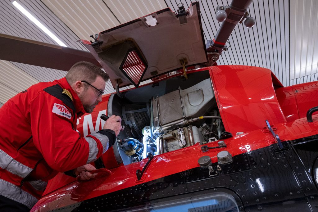 Nick Ehling, Pilot der DRF Luftrettung kontrolliert am morgen vor dem Start den Rettungshubschrauber.