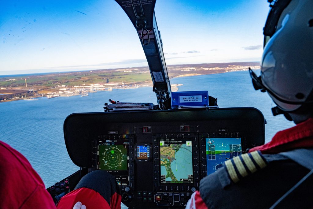 Nick Ehling, Pilot, fliegt den Rettungshubschrauber „Christoph 47“ zum Einsatz über der Ostsee Richtung Sassnitz.