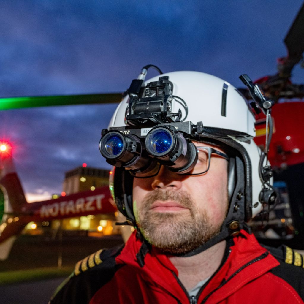 Nick Ehling, Pilot, testet vor dem Nachtflug das Nachtsichtgerät.