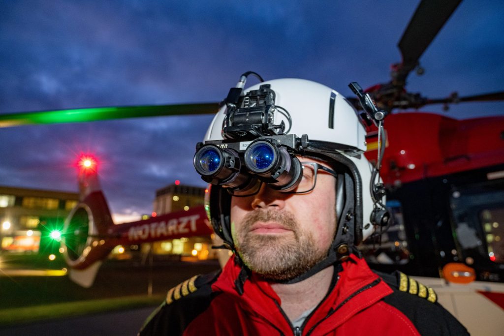 Nick Ehling, Pilot, testet vor dem Nachtflug das Nachtsichtgerät.