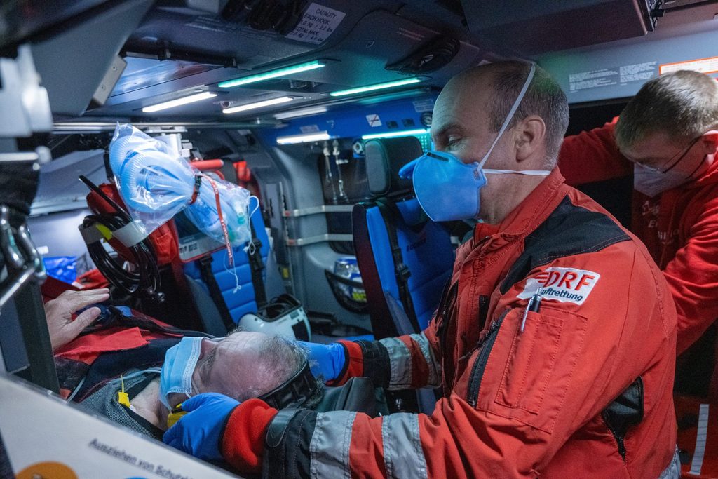 lf Adler, Notarzt des Rettungshubschraubers «Christoph 47» versorgt den Patienten aus Barth im Rettungshubschrauber.