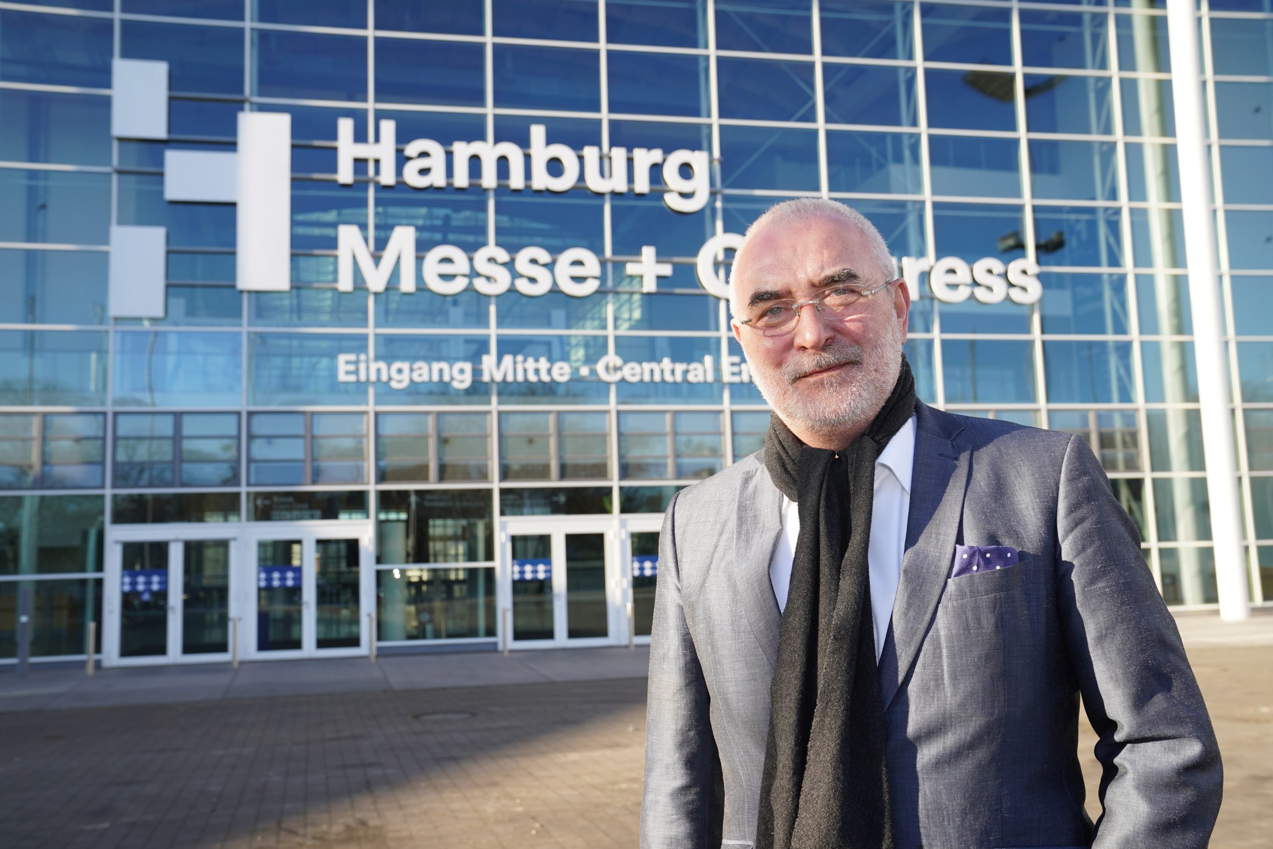 Bernd Aufderheide, Geschäftsführer der Hamburg Messe und Congress (HMC) GmbH, steht vor den Messehallen.