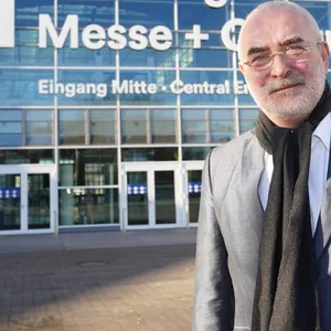Bernd Aufderheide, Geschäftsführer der Hamburg Messe und Congress (HMC) GmbH, steht vor den Messehallen.