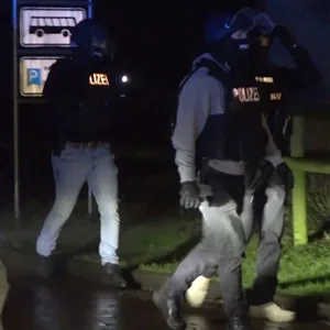 Einsatzkräfte der Polizei gehen am Dienstag durch Fischerhude – dort wurdenzwei Leichen in einem Haus entdeckt.