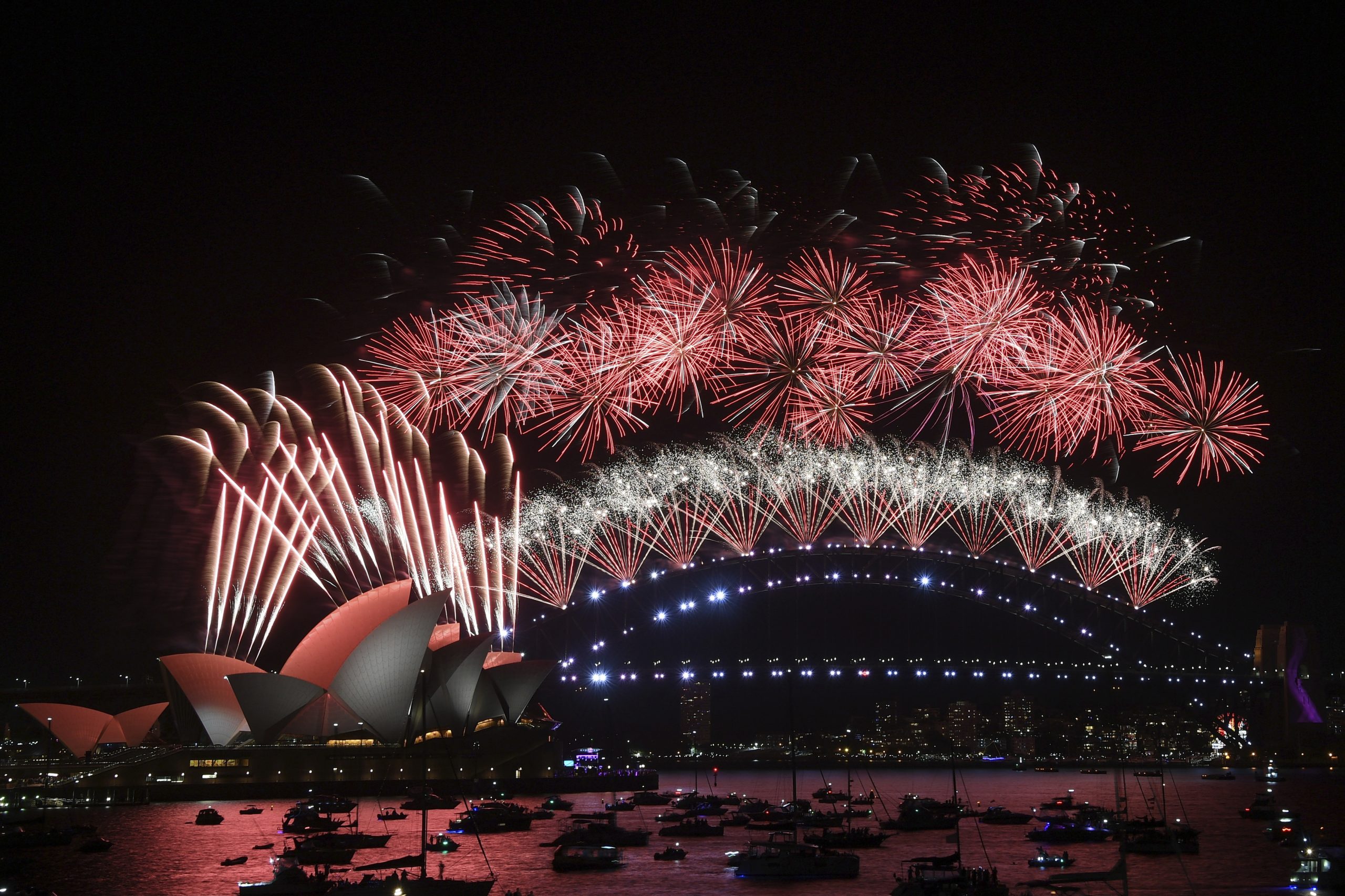 Feuerwerkskörper explodieren über dem Opernhaus und der Harbour Bridge von Sydney während der Silvesterfeierlichkeiten.