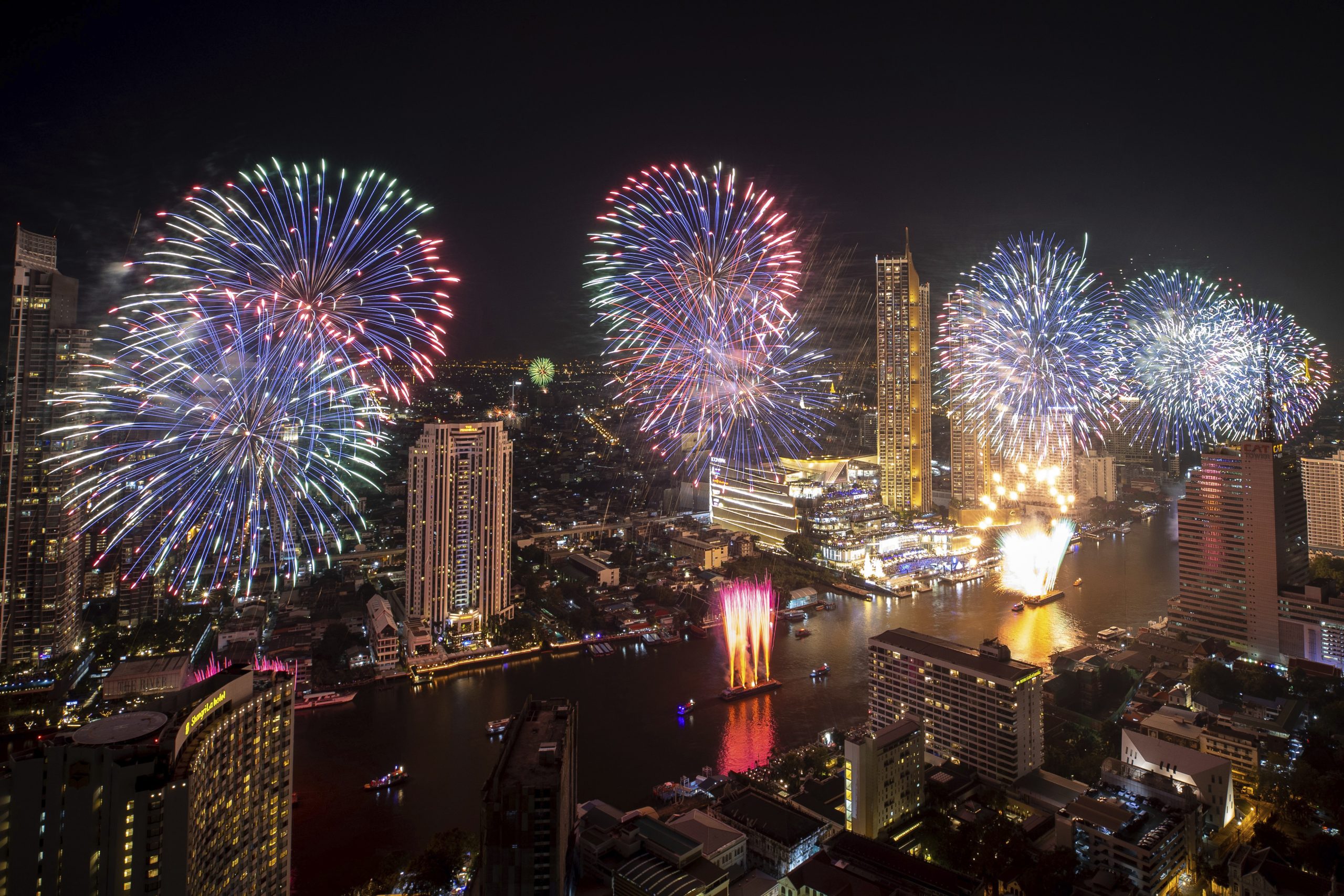 Feuerwerkskörper explodieren über dem Chao Phraya Fluss während der Neujahrsfeierlichkeiten.