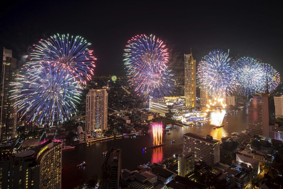 Feuerwerkskörper explodieren über dem Chao Phraya Fluss während der Neujahrsfeierlichkeiten.