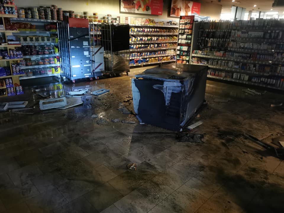 Eine völlig zerstörte Kühltruhe im Inneren des Supermarktes