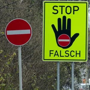 Ein Schild, das Geisterfahrten verhindern soll