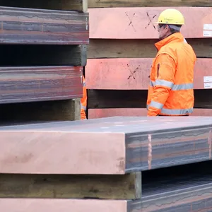 Kupferplatten liegen auf dem Gelände des Kupferkonzerns Aurubis in Hamburg.