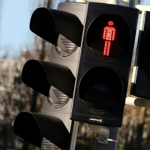 Eine Fußgängerampel steht auf Rot