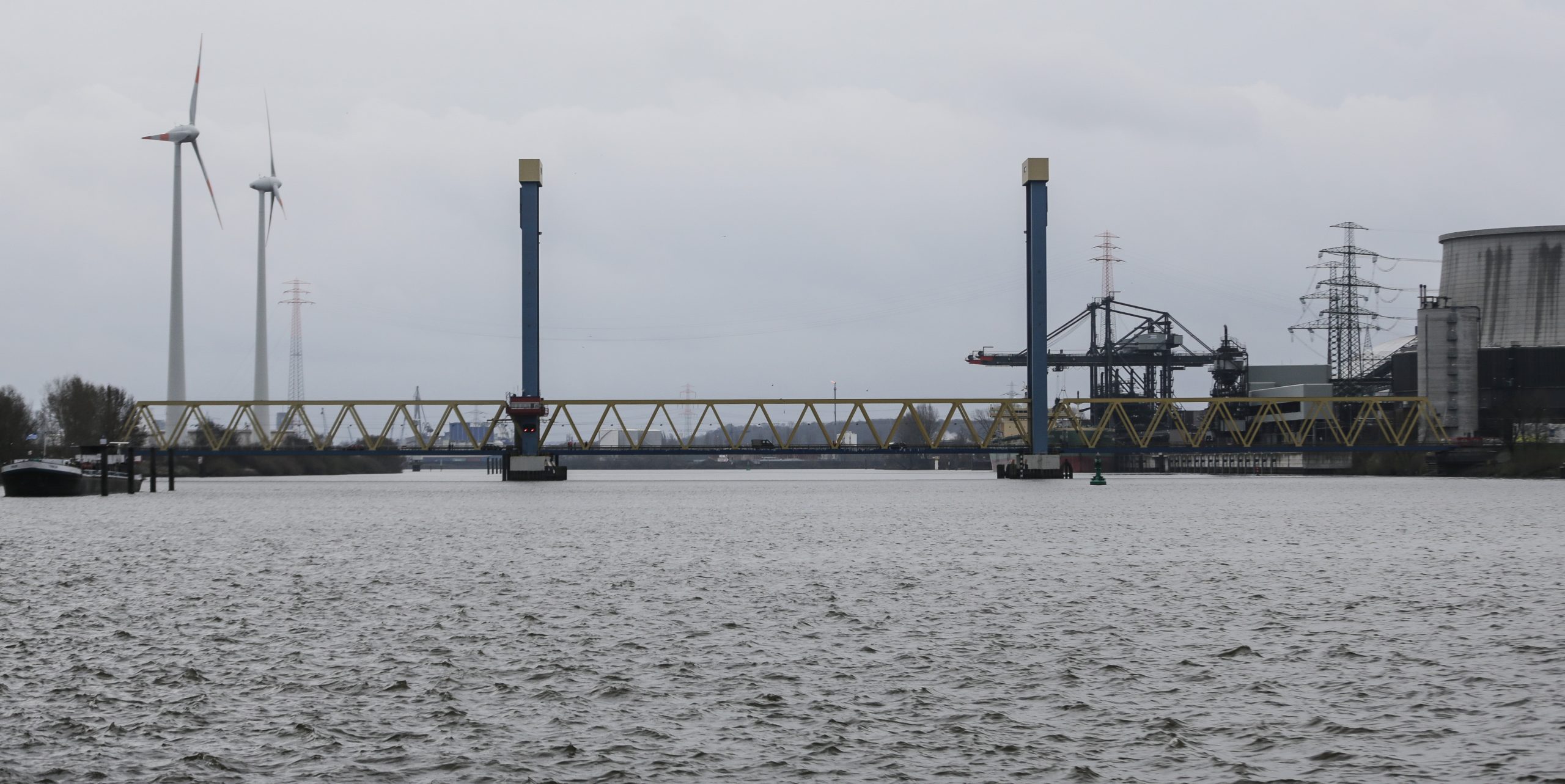 Die Kattwykbrücke im Hamburger Hafen