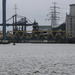 Die Kattwykbrücke im Hamburger Hafen