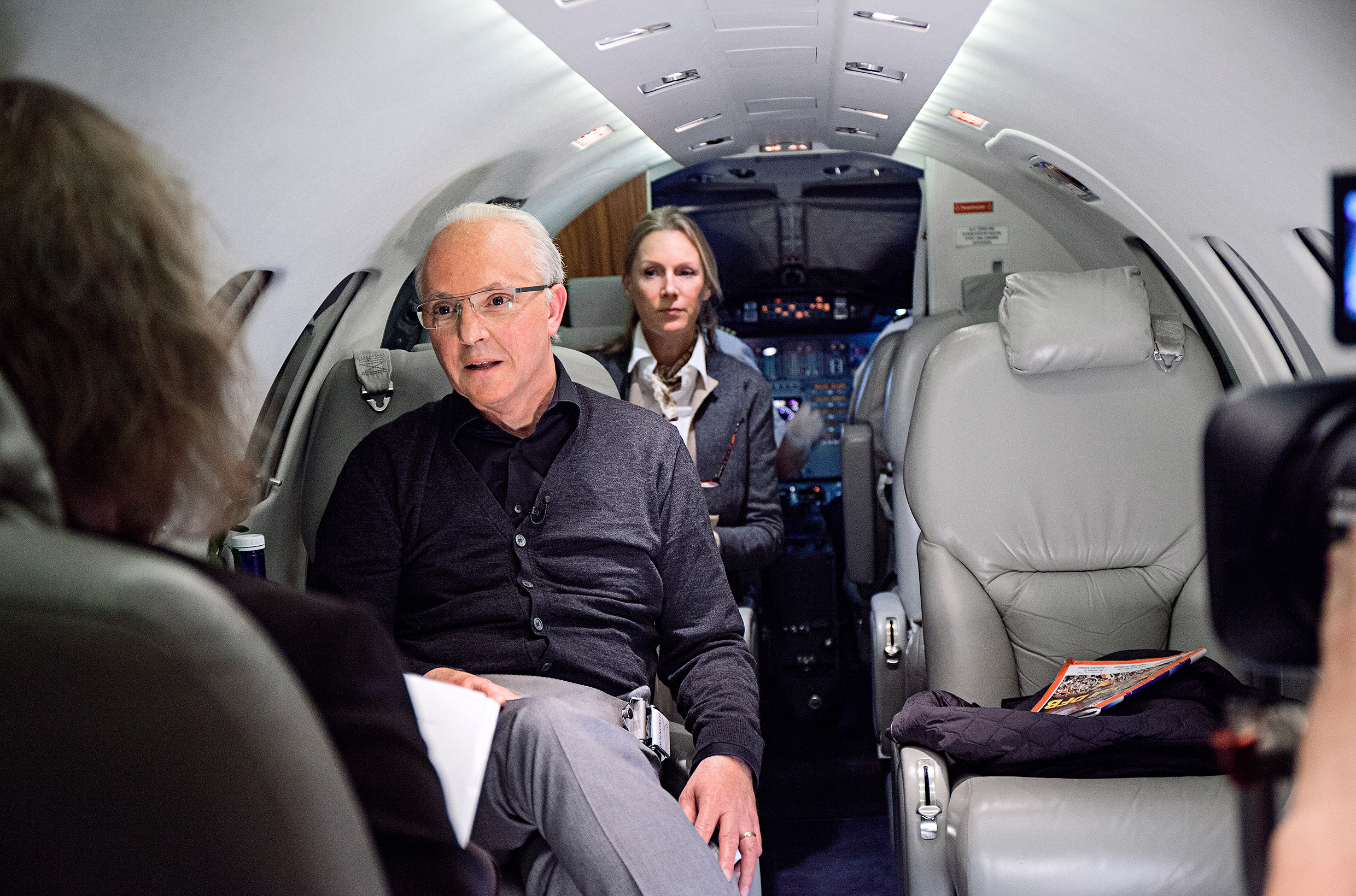 Olli Dittrich sitzt als Schorsch Aigner in einem Privatflugzeug.