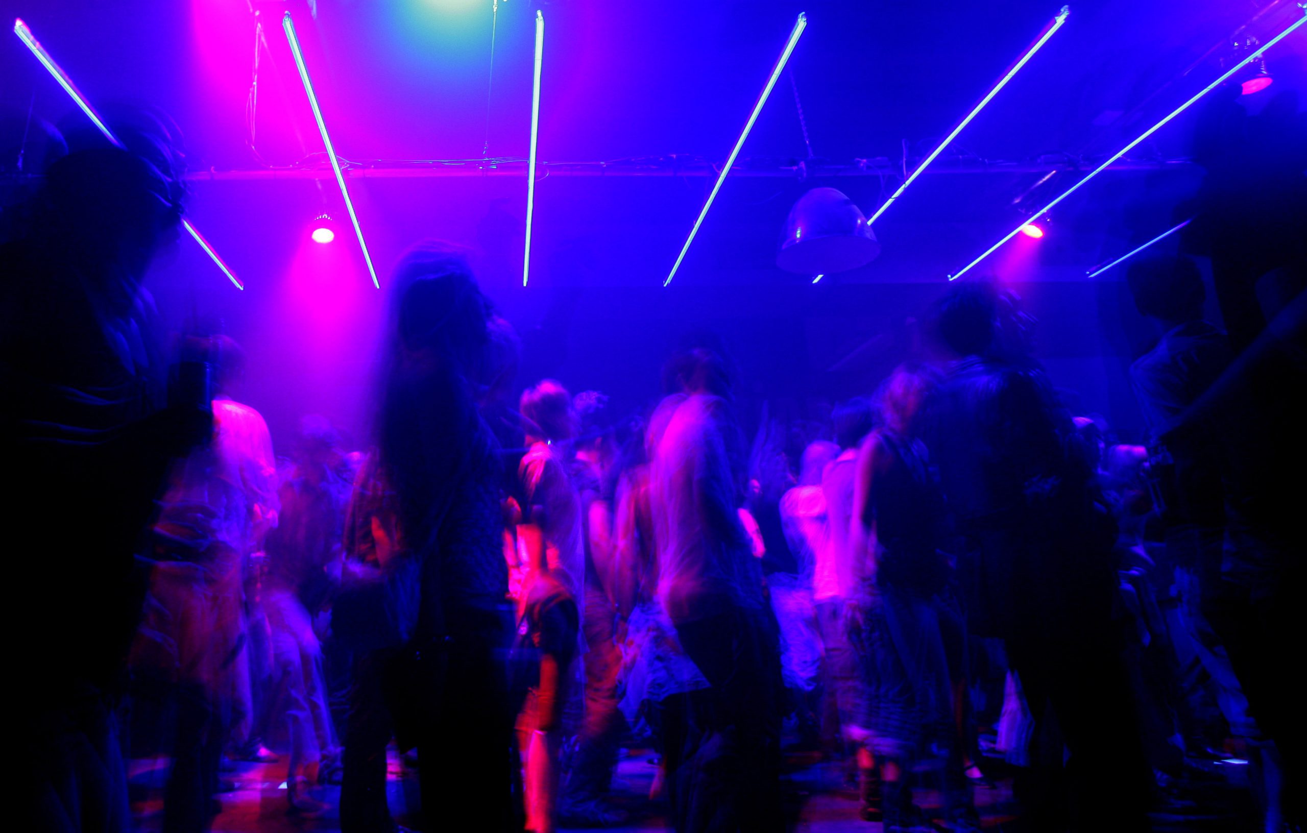 Besucher tanzen in der Nacht zum 25.05.2007 im neueröffneten Szene-Club «Tresor» in einem ehemaligen Berliner Heizkraftwerk.