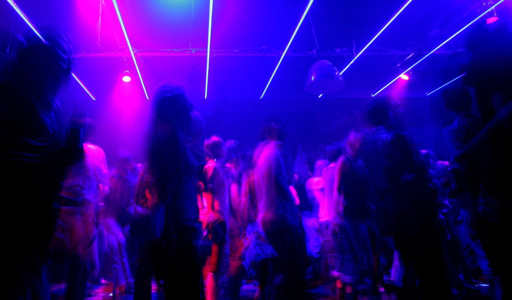 Besucher tanzen in der Nacht zum 25.05.2007 im neueröffneten Szene-Club «Tresor» in einem ehemaligen Berliner Heizkraftwerk.