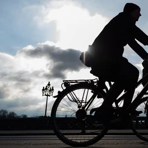 Radfahrer fahren in Hamburg über die Krugkoppelbrücke.