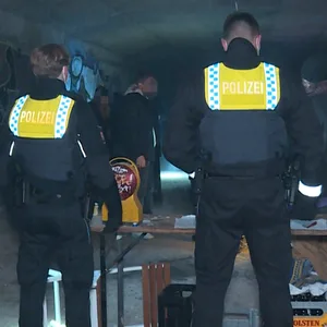 Polizisten ließen den Brückenhohlraum räumen und beendeten die Party.
