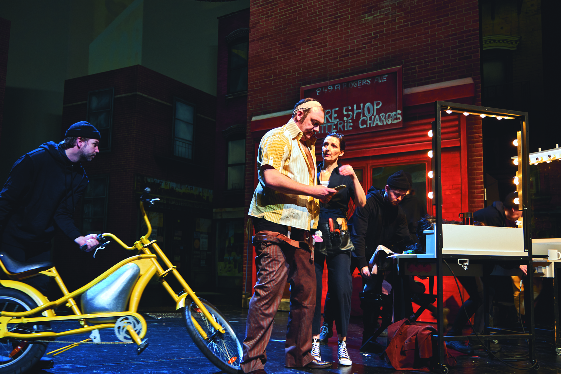 Szene aus Coolhaze: Charly Hübner im Kostüm neben einem Motorrad
