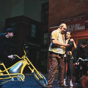 Szene aus Coolhaze: Charly Hübner im Kostüm neben einem Motorrad