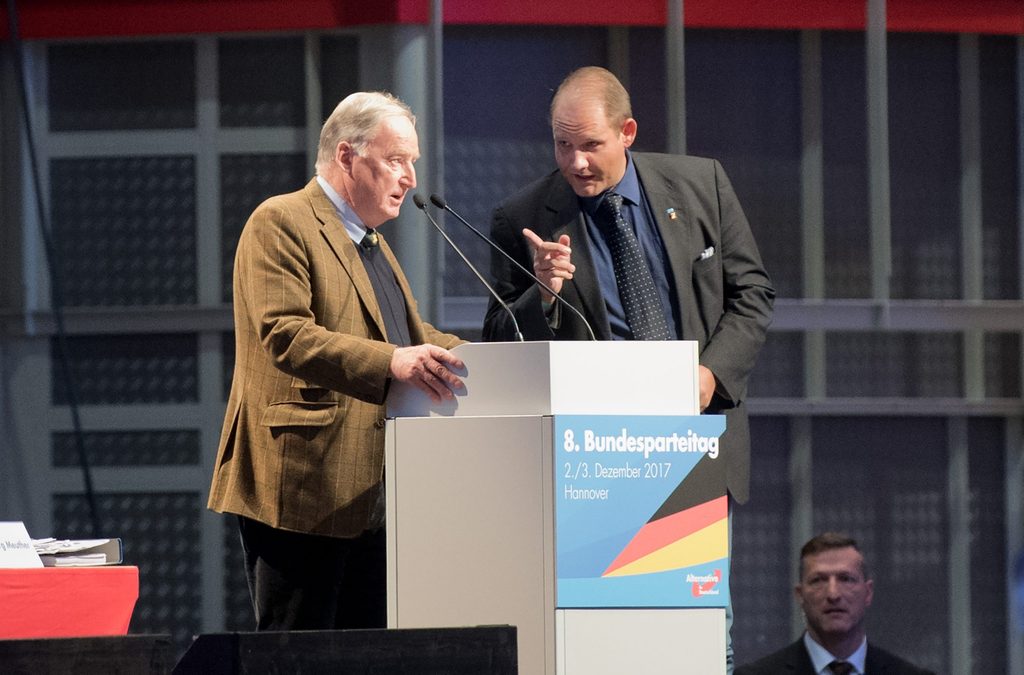 Alexander Gauland, AfD-Bundesvorsitzender und Fraktionsvorsitzender der AfD im Bundestag, fordert am 03.12.2017 das damalige AfD-Mitglied und ehemalige NPD-Mitglied Björn Neumann auf seine Kandidatur für das Amt des Beisitzers im Bundesvorstand beim Bundesparteitag der Alternative für Deutschland im HCC Hannover Congress Centrum in Hannover zurückzuziehen.
