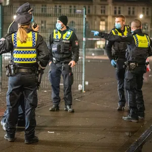 Polizisten sperren den Tatort am „Drob Inn“ ab.