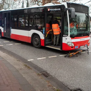 Ein elfjähriges Mädchen wurde bei einem Busunfall in Neugraben schwer verletzt.
