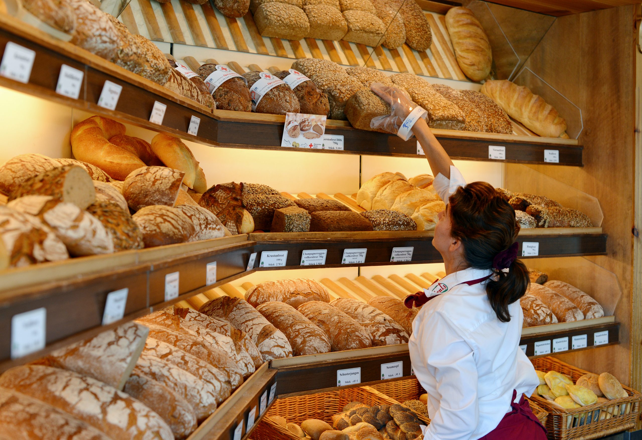 Auch Verkäuferinnen in Bäckereien werden von dem Zwölf-Mindestlohn profitieren.