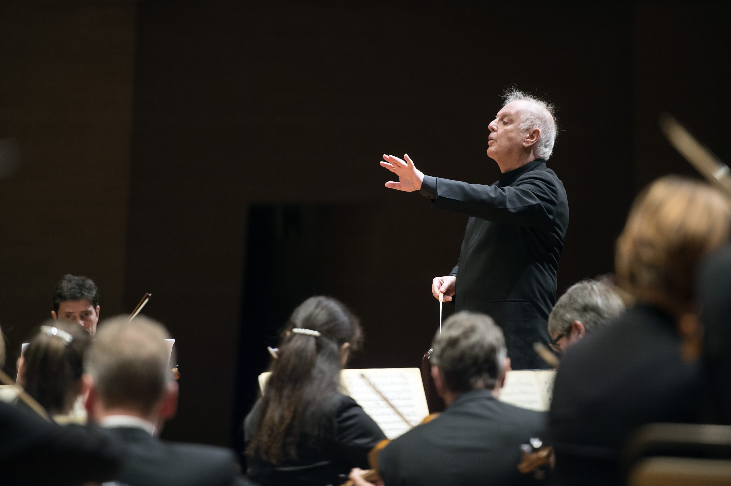 Daniel Barenboim steht vor Orchestermusikern