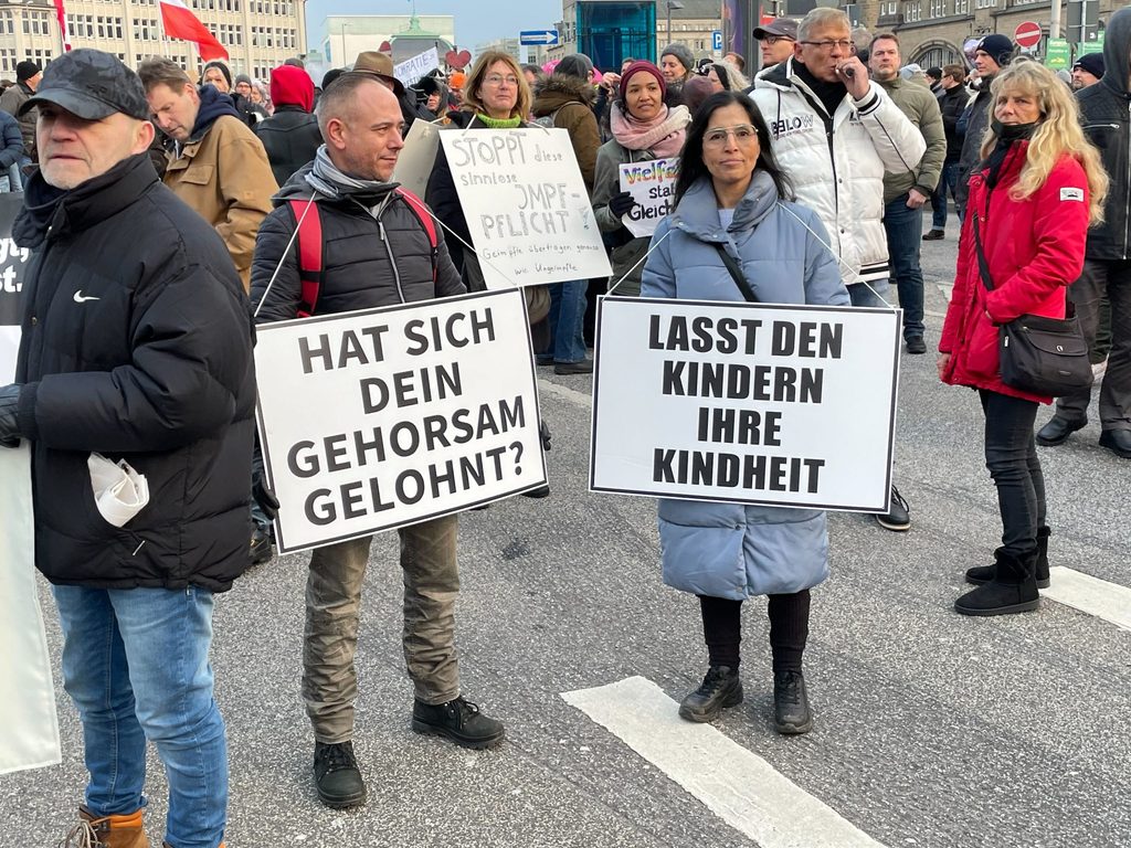 Einzelne Teilnehmer hielten Plakate mit Botschaften hoch.