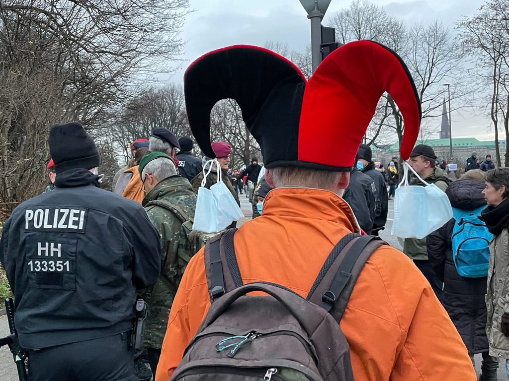 Einige Teilnehmer machen sich auch über Regeln wie die Maskenpflicht lustig.